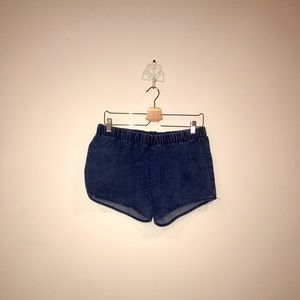 Elastic banded denim mini shorts